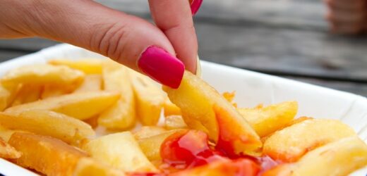 Tego lepiej nie jedz na kolację. Lista produktów rujnujących sylwetkę