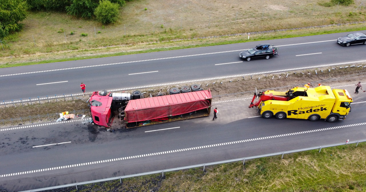 Ciężarówka przewróciła się na S10. Na drogę wysypał się węgiel