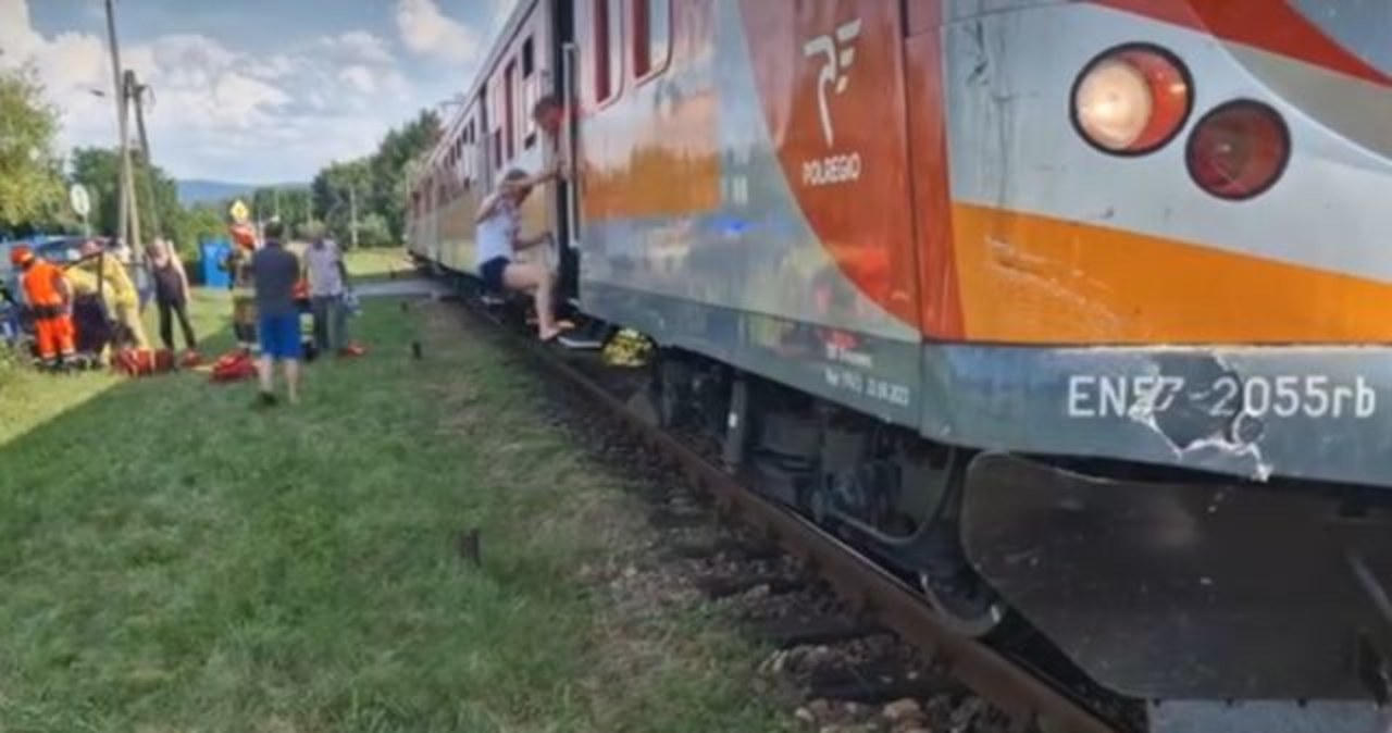 Samochód zderzył się z pociągiem w Andrychowie. Jedna osoba ranna