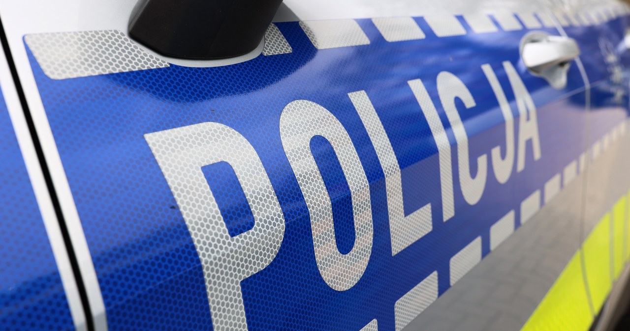 Zderzenie auta osobowego z lokomotywą. Jedna osoba ranna