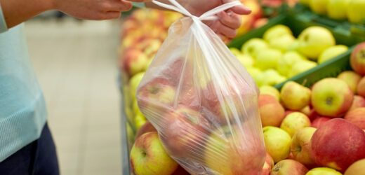 Sklepy spożywcze walczą z koszmarnym nawykiem Polaków. Chodzi o cienkie foliówki