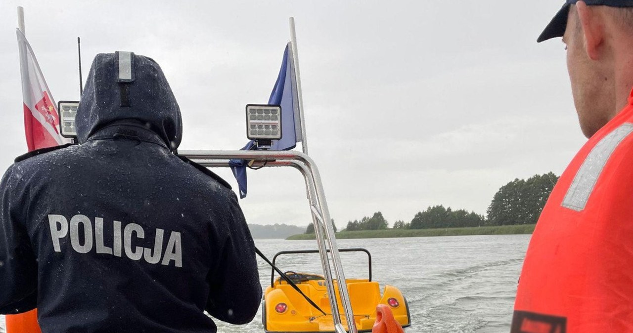 Policjanci uratowali turystów na jeziorze Drwęckim