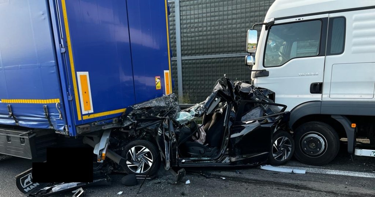 Tragedia na A2. Auto osobowe zmiażdżona przez dwie ciężarówki