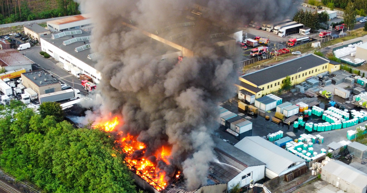 Ogromny pożar hali z chemikaliami w Przylepie. Strażakom udało się obronić sąsiadujące budynki