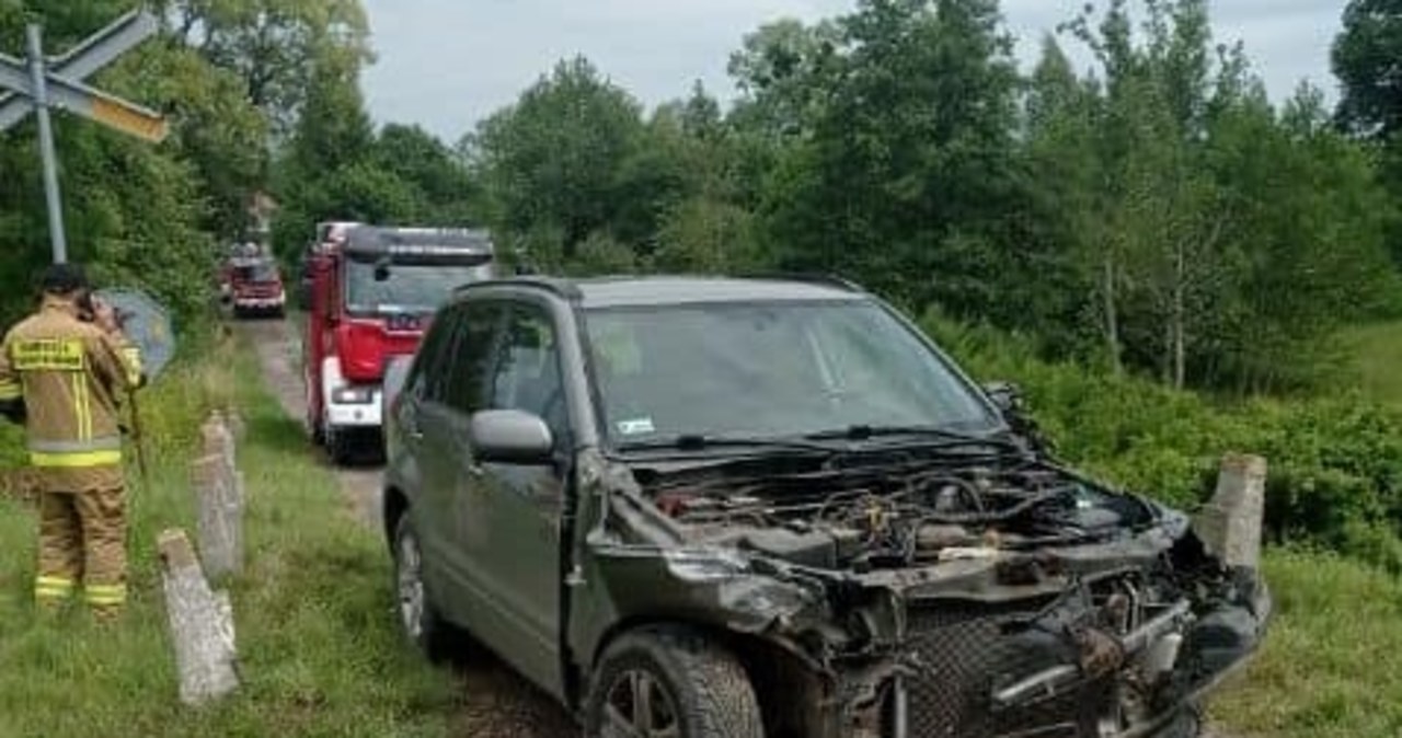 Nie zahamował przed torami i zderzył się z lokomotywą. Interweniowali strażacy
