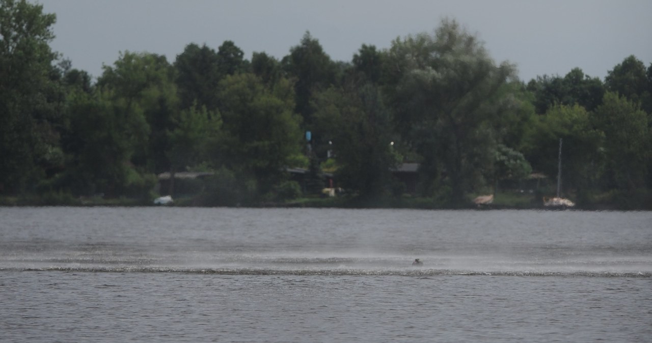 Pływał rowerem wodnym po jeziorze. Poszukiwania mężczyzny
