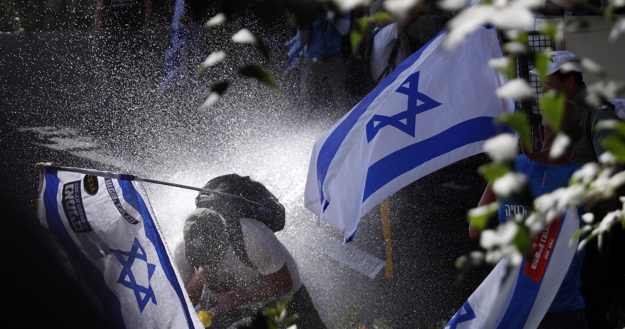 Izrael: Fala demonstracji po decyzji Knesetu. Auto wjechało w protestujących