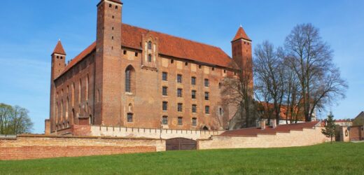 Miejsce, które przenosi w czasie. Imponujący zamek na Pomorzu przyciąga tłumy