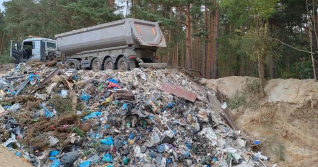 Nielegalne śmieci niedaleko Wołowa. Są zarzuty i aresztowania