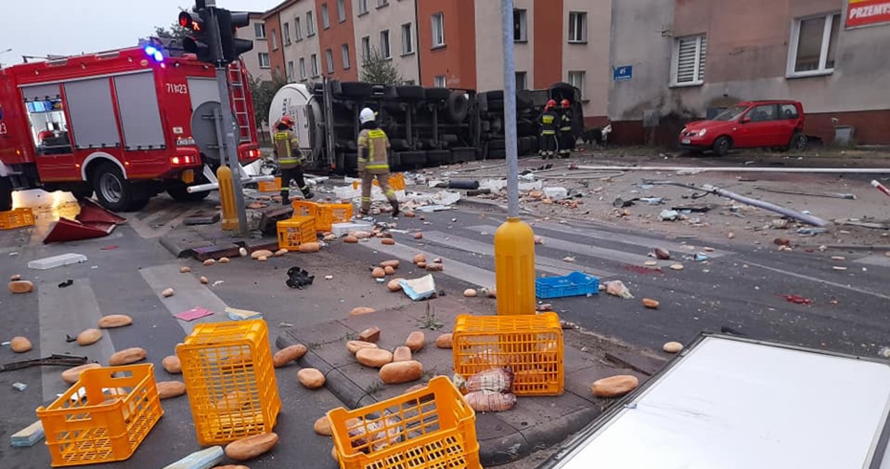 Wypadek w centrum Żuromina. Skrzyżowanie zasypane paszą i pieczywem