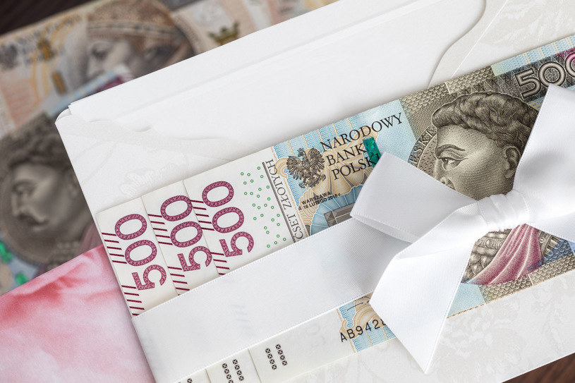 Tysiąc złotych to często za mało. Ile wypada dać w kopercie na wesele?