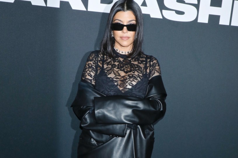 Kourtney Kardashian odsłoniła ciążowe krągłości. Zapozowała w kusym stroju