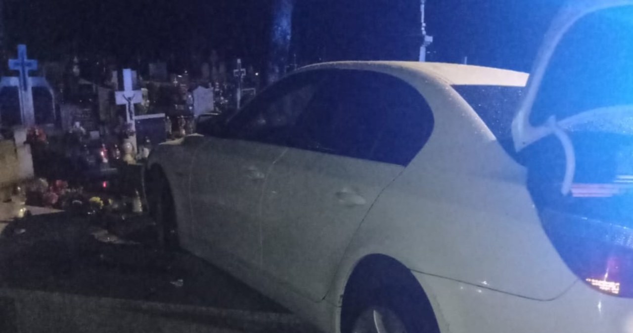Stracił panowanie nad BMW, wjechał prosto na cmentarz