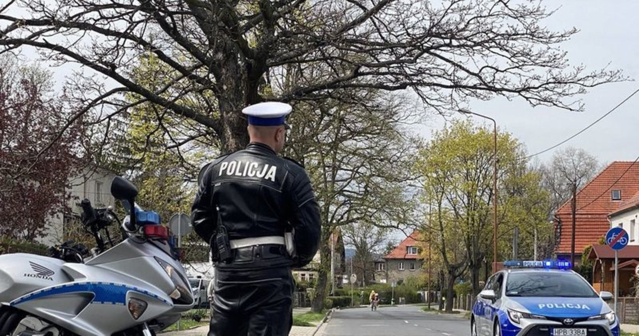 Uciekał przed policją motocyklem, potem pieszo, na koniec wpław