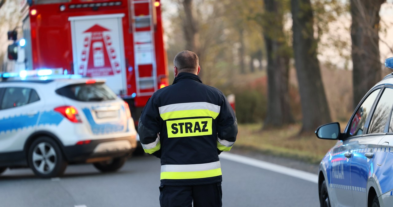 Tir spadł ze skarpy, kierowcę przygniotła naczepa pojazdu