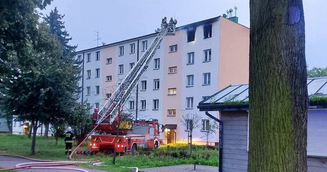 Nocny pożar w Wadowicach: Mieszkanie doszczętnie spłonęło, właściciel był pod blokiem