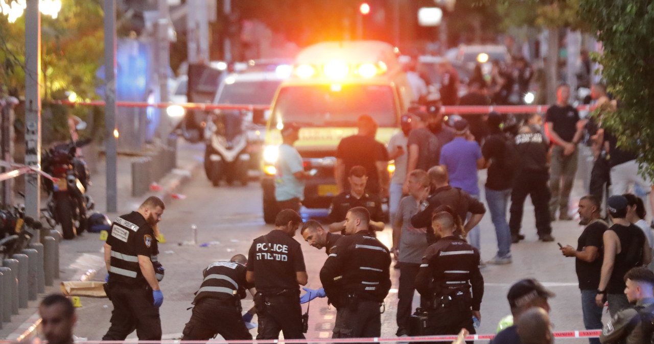 Atak terrorystyczny w Izraelu. Nie żyje jeden napastnik, policja szuka kolejnych