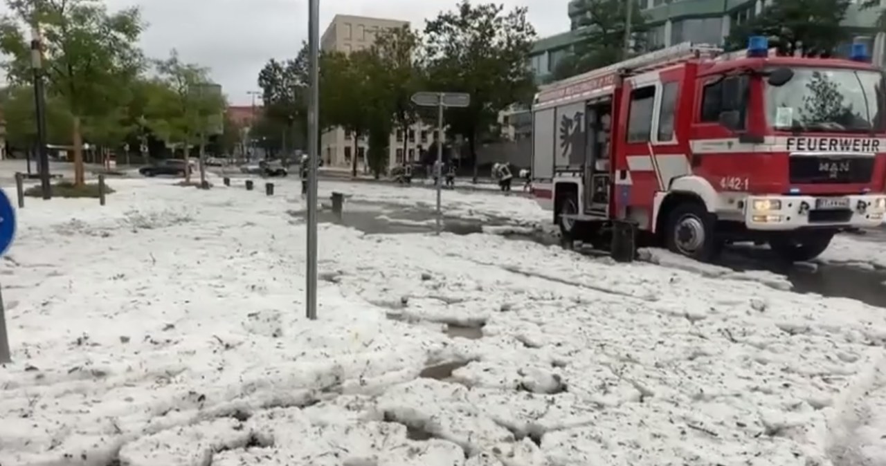 Pługi śnieżne w Reutlingen. Krajobraz jak w środku zimy