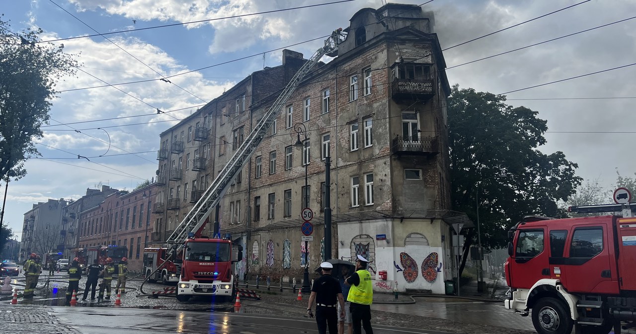 Pożar ponad stuletniej kamienicy w Warszawie