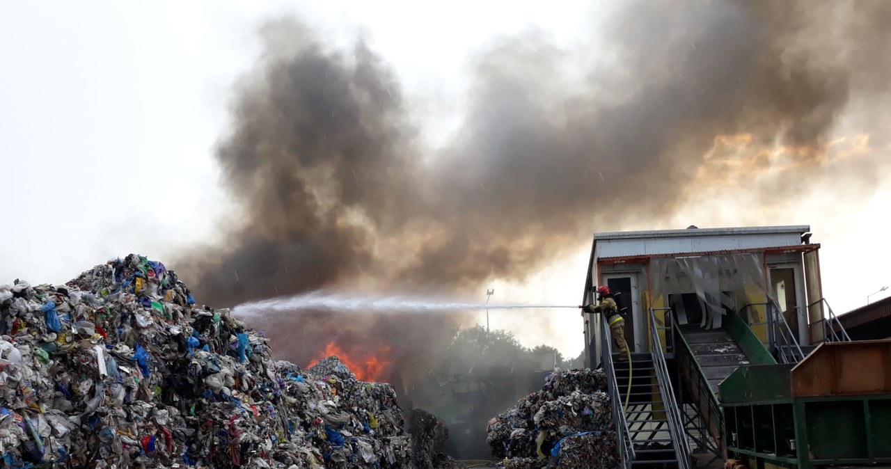 Pożar plastikowych śmieci pod Ełkiem