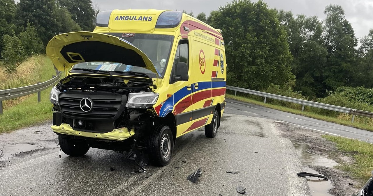 Zderzenie karetki i samochodu. Cztery osoby ranne