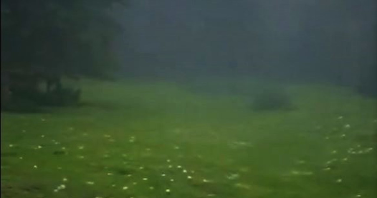 Spadł grad wielkości piłek do golfa. Służby radzą, żeby zostać w domu