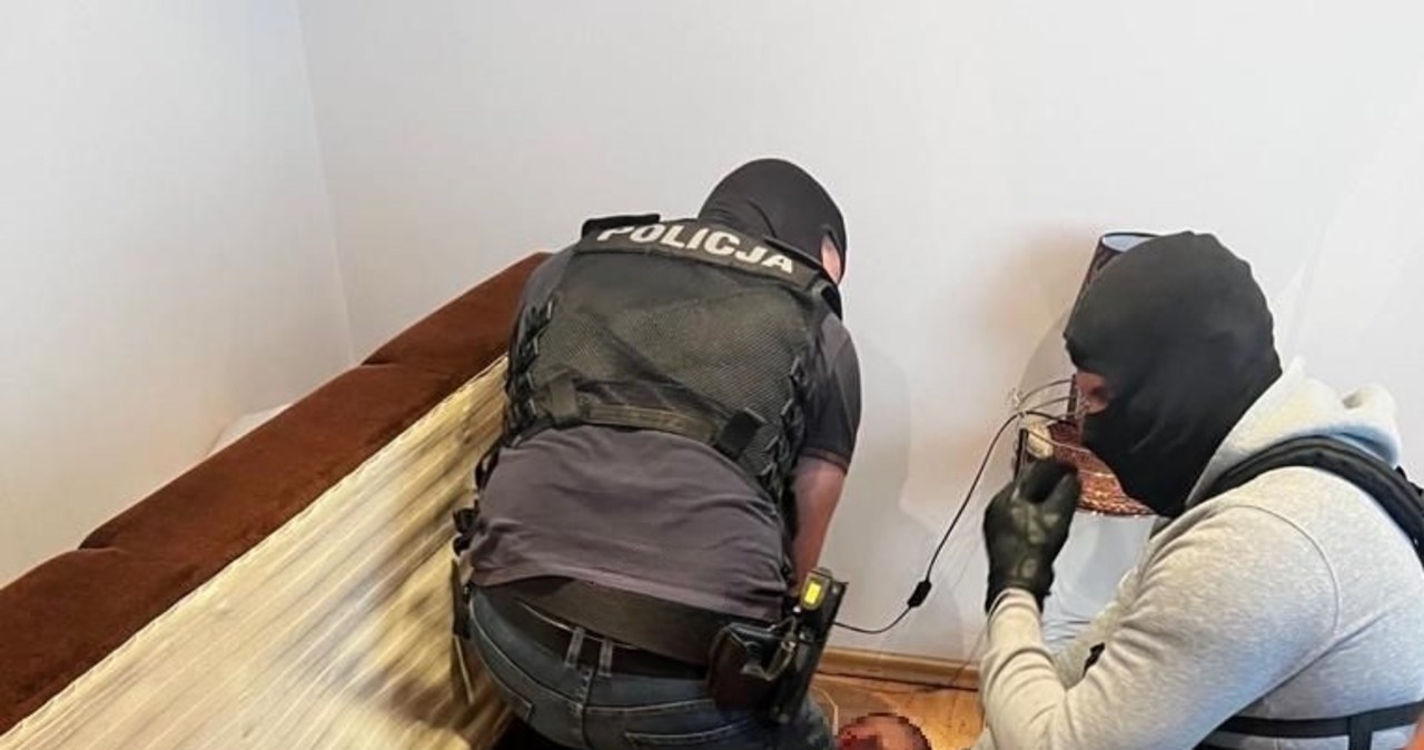 Przed policją ukrył się w… kanapie. Wpadł podczas przeszukania