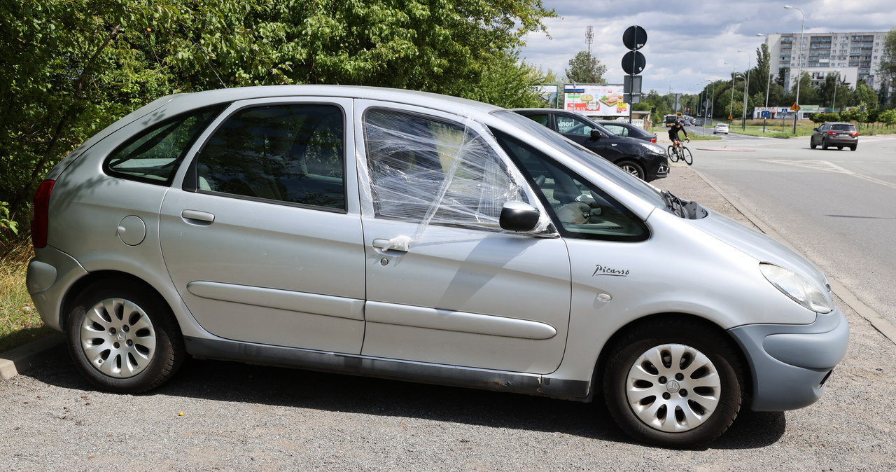 Wybili szyby w ponad 30 autach. Policja szuka wandali