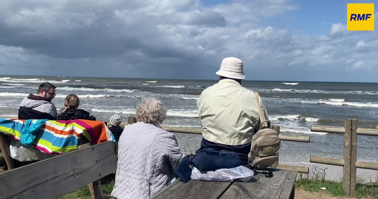 Sztorm na Bałtyku. Ewakuacja sklepików z plaży w Lubiatowie