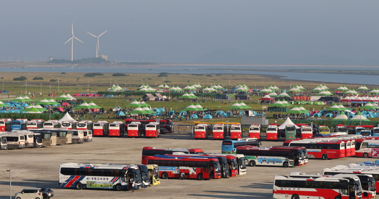 Ponad 1000 autobusów ewakuuje skautów w Korei Południowej