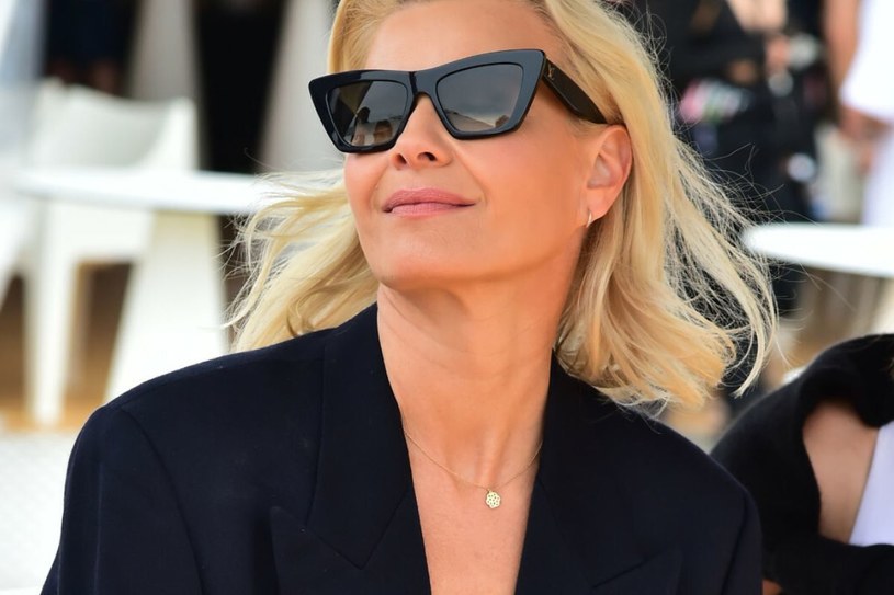 Małgorzata Kożuchowska pozuje w bikini i „wygrzewa stare kości”. Takie kadry to u niej rzadkość