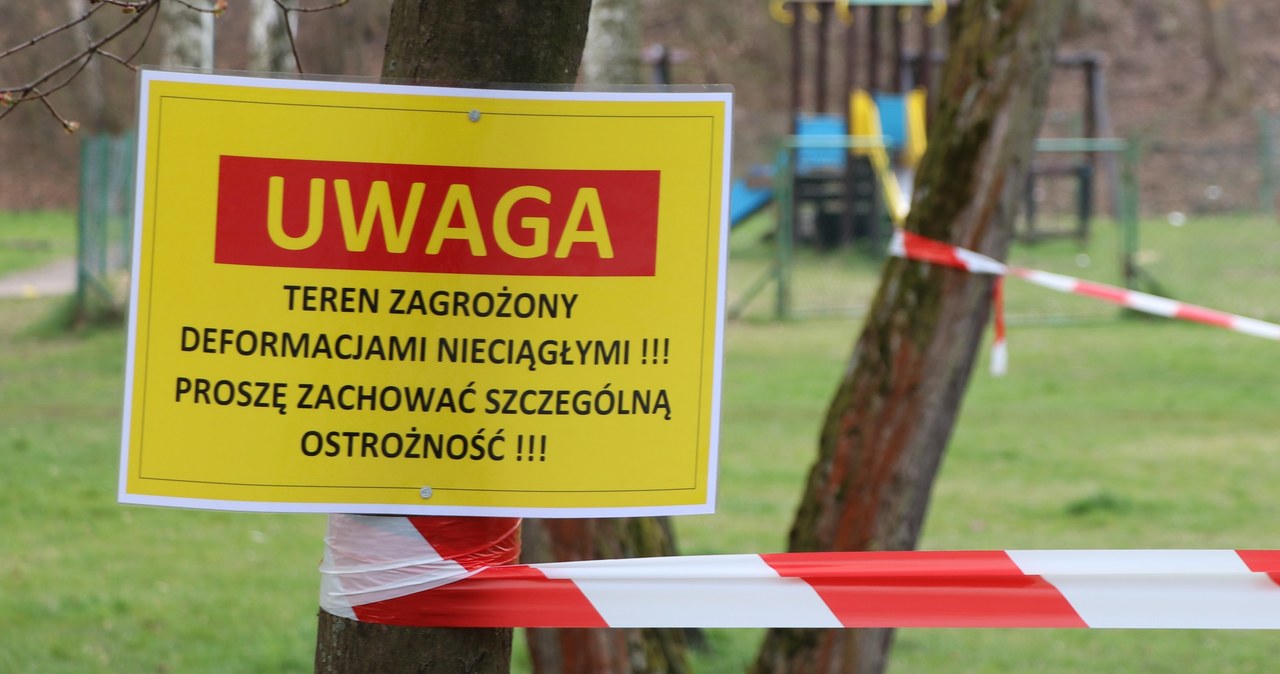 Zapadlisko przy drodze w Trzebini. Ma ok. 2 m głębokości