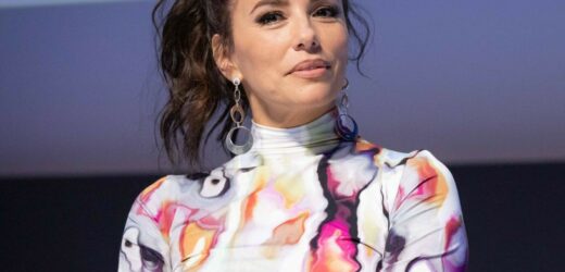 Eva Longoria w bikini i bez makijażu szaleje na plaży. W jej wiek aż trudno uwierzyć