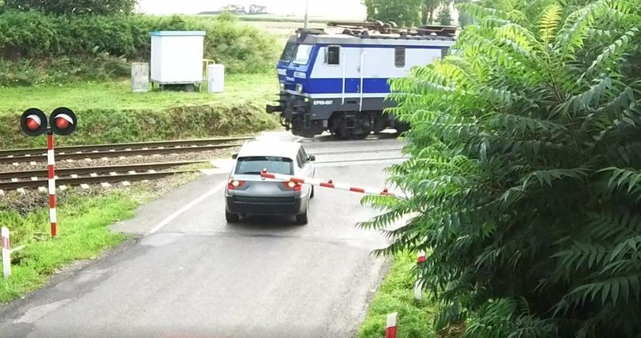 ​Wjechał wprost pod nadjeżdżający pociąg. Cudem uniknął zderzenia