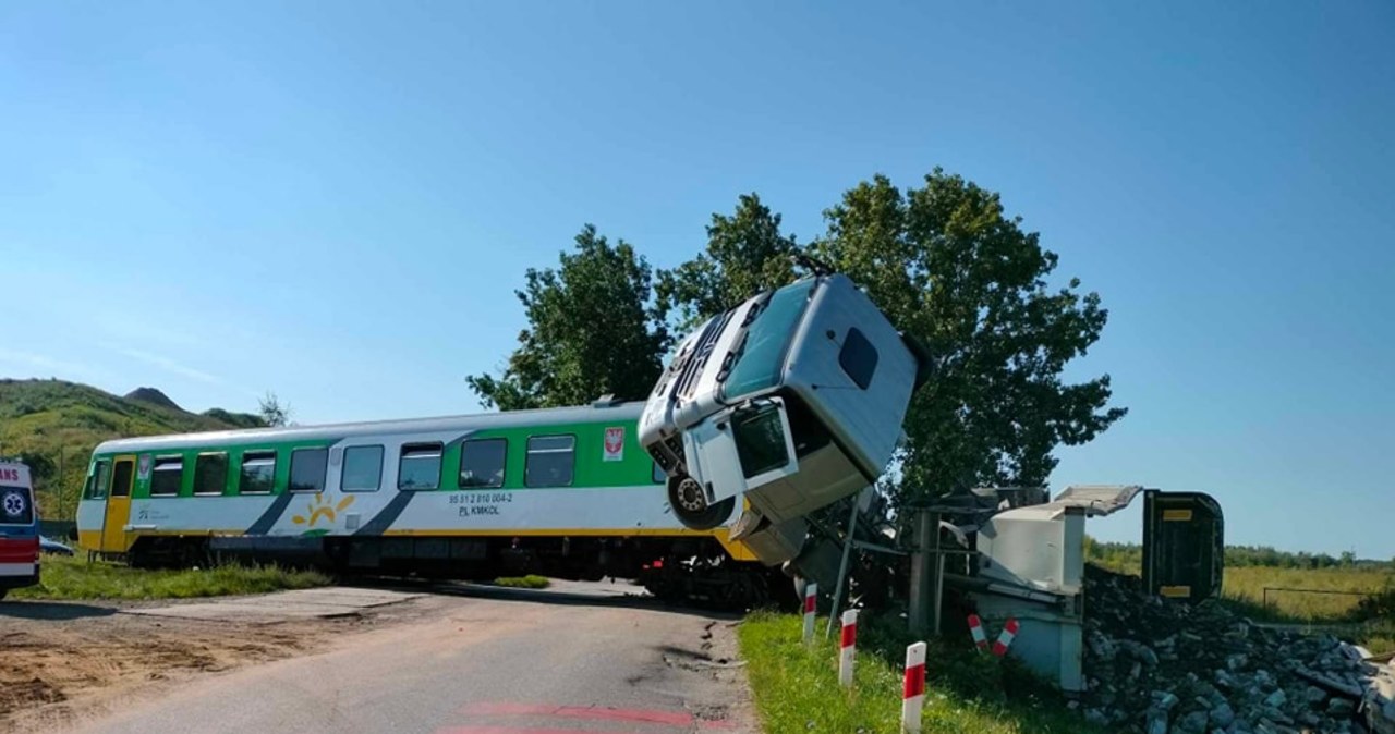 Zderzenie pociągu z ciężarówką niedaleko Płońska. Są poszkodowani