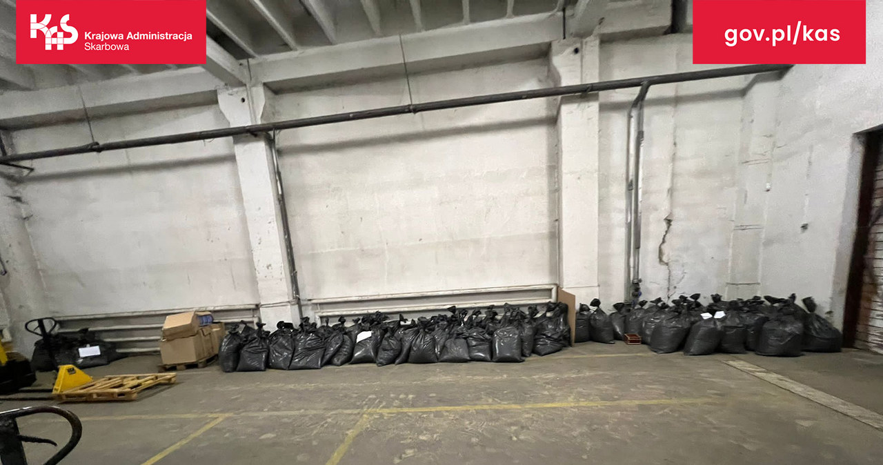 Ponad 180 tys. szt. papierosów ukrytych za kaloryferem i ponad tona tytoniu pod podłogą