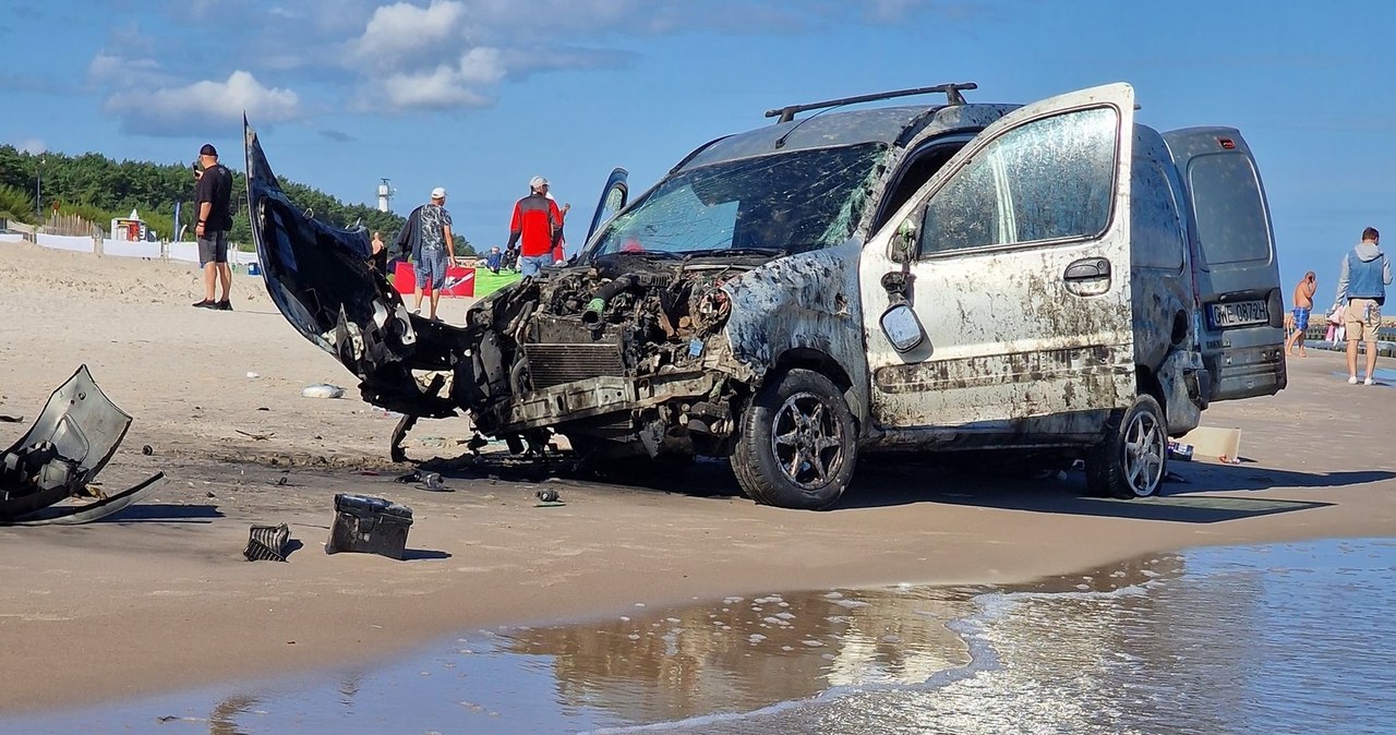 Rozbite auto na plaży w Łebie. Kierowca uciekł