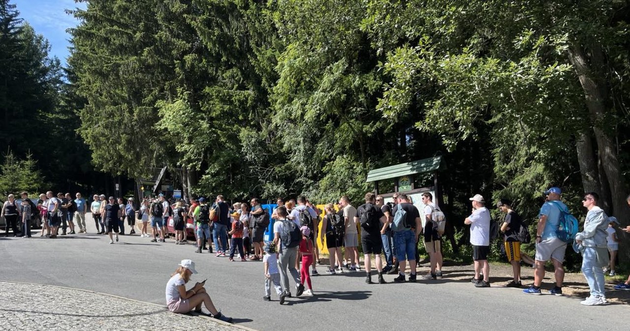 Długi weekend w Karpaczu. Kolejka przed wyciągiem