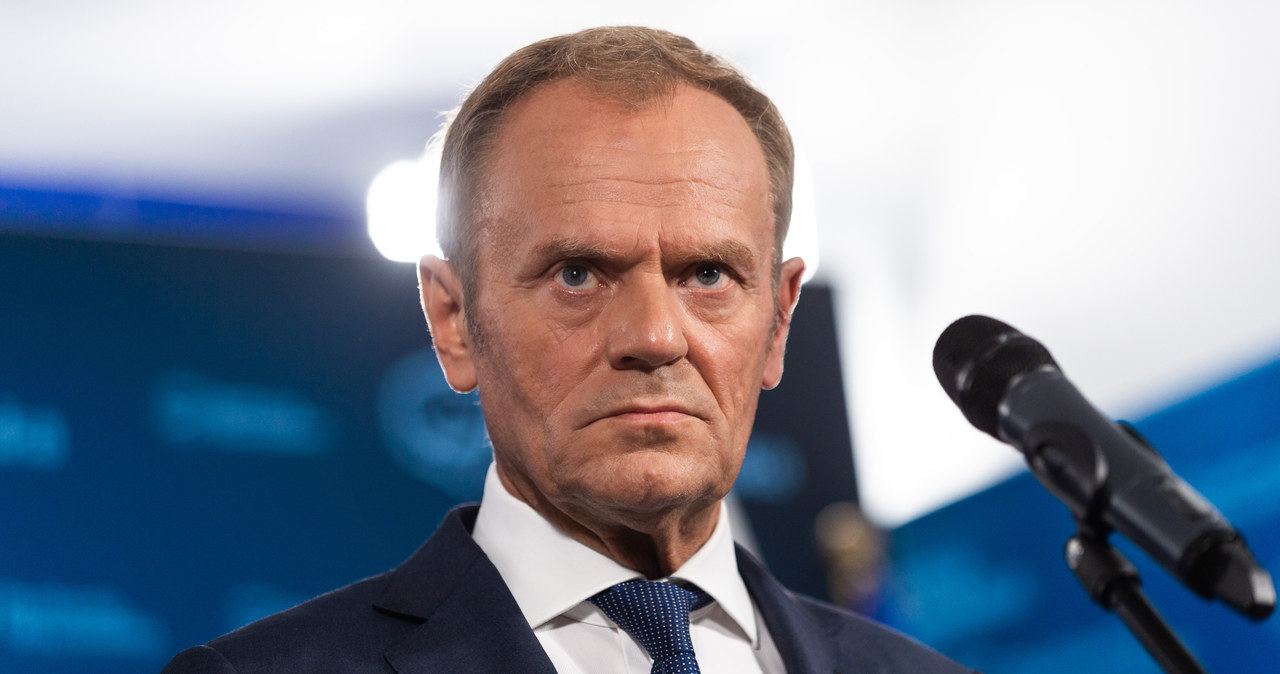 „Poszukaj na prywatnych kontach”. Tusk odpowiada Morawieckiemu