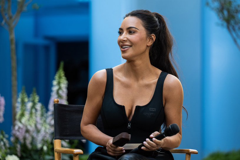 Kim Kardashian cała na różowo. Podkreśliła niesamowite kształty