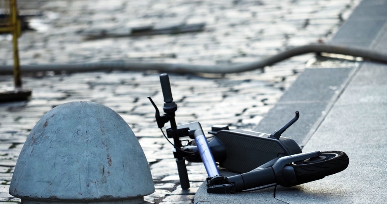 Jechał hulajnogą pod prąd i uderzył w auto. Groźny wypadek w Jeleniej Górze