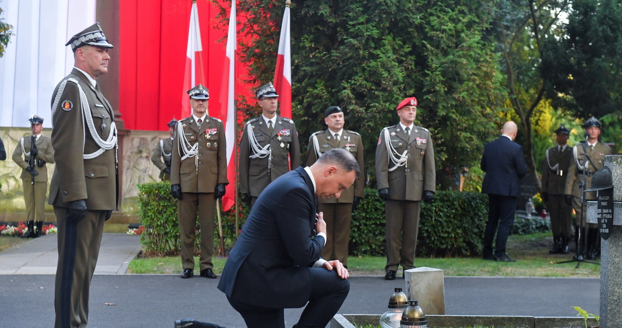 Duda w rocznicę Bitwy Warszawskiej: Mogiły są symbolicznym obrazem