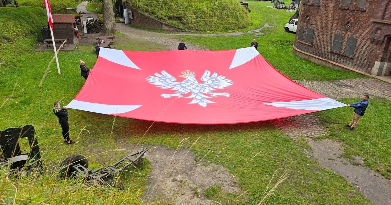 Chorągiew Wojska Polskiego zawisła na Latarni Morskiej