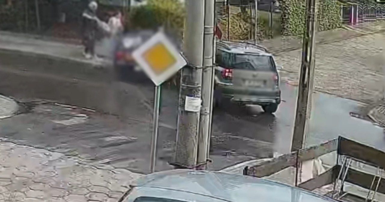 Dramatyczne nagranie z Aleksandrowa Kujawskiego. Auto wjechało w wózek z dzieckiem
