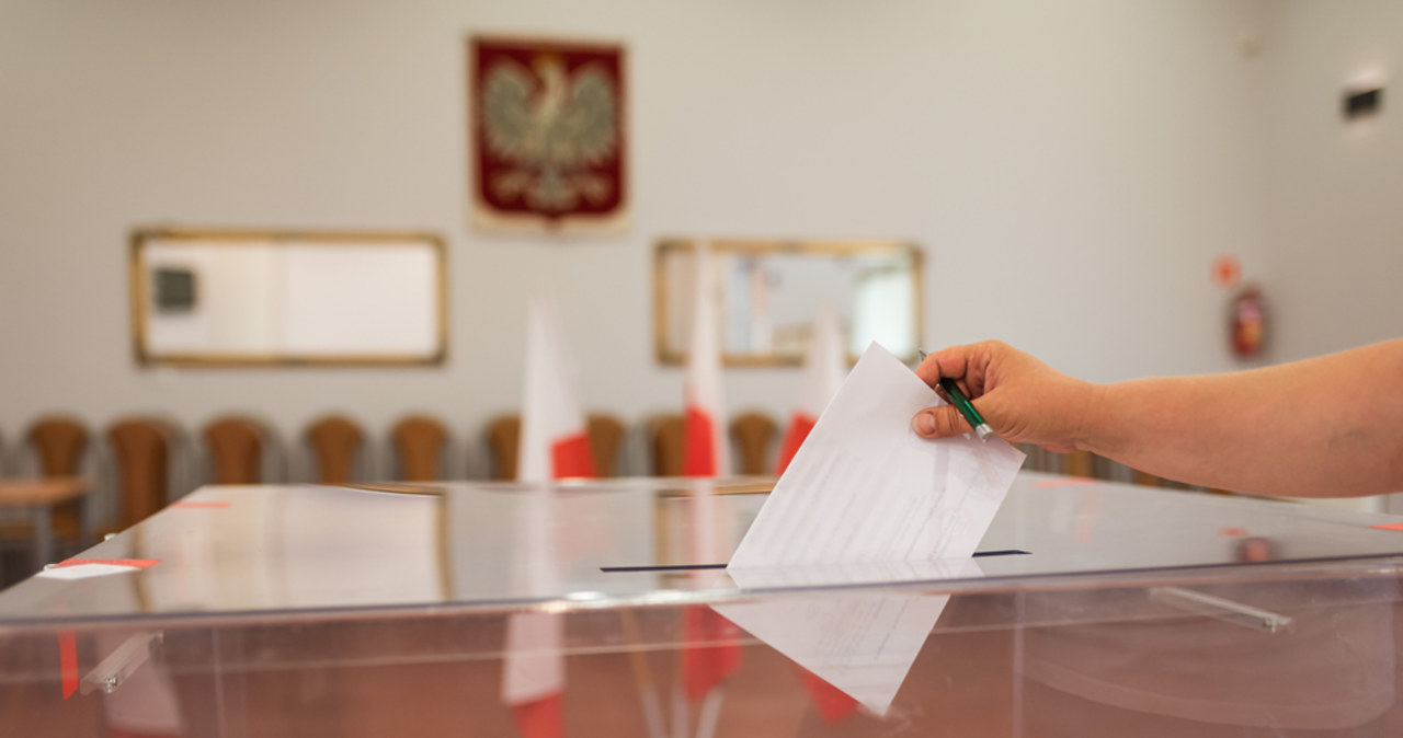 Zmiany w pytaniach referendalnych. Na Twitterze inne niż we wniosku