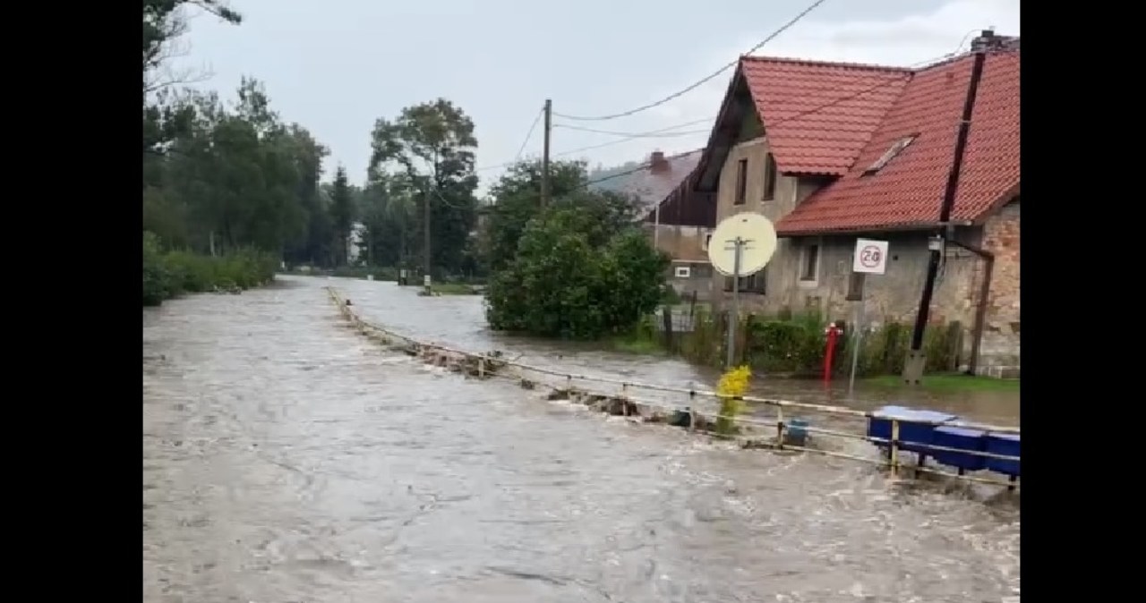 Nawałnice na Dolnym Śląsku. Zalane ulice w Jeleniej Górze