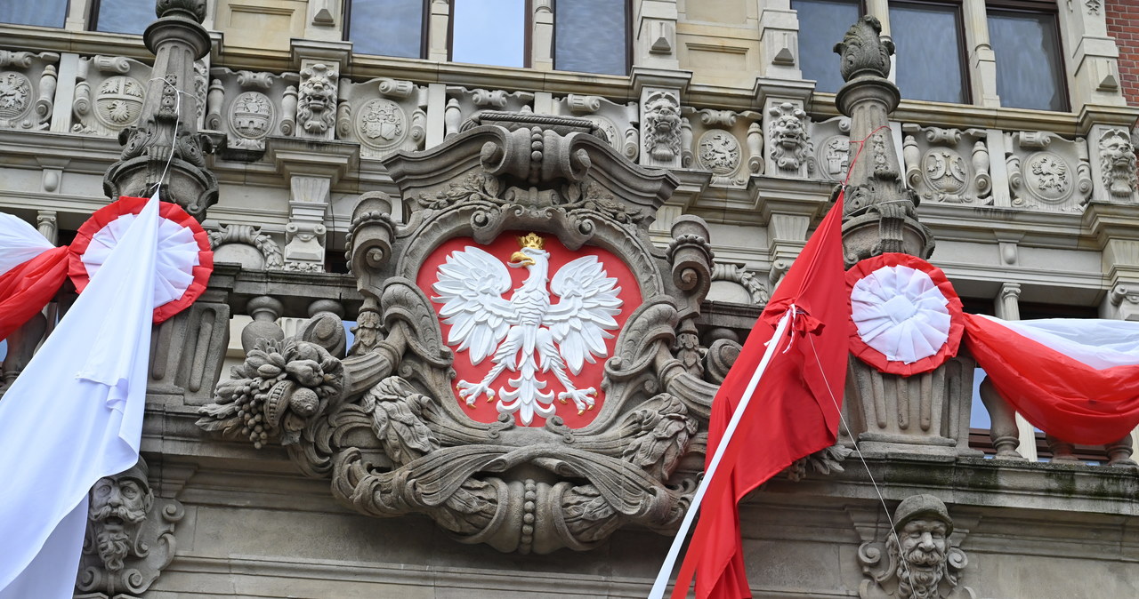 Nowe godło na siedzibie Zachodniopomorskiego Urzędu Wojewódzkiego
