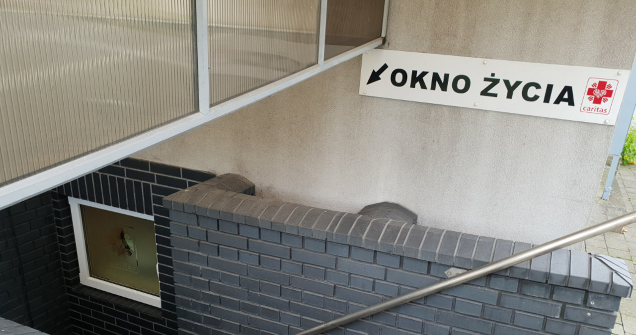 Chłopiec w oknie życia łódzkich urszulanek
