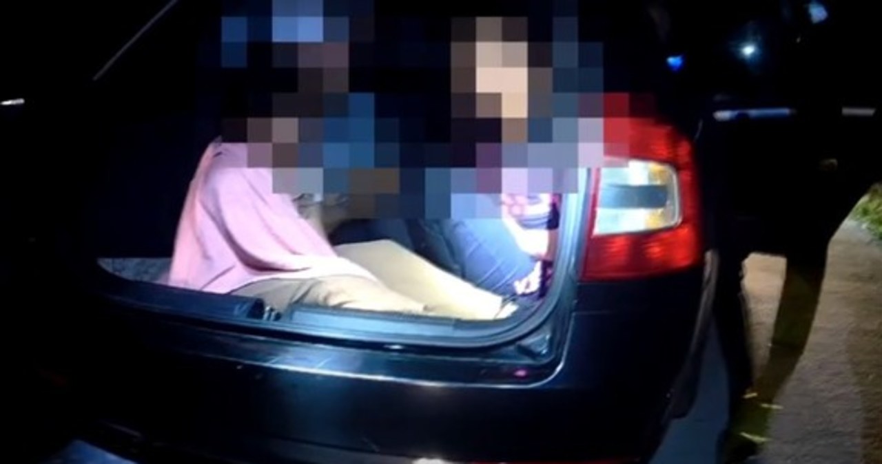 Przewoził migrantów, uciekł pieszo przed policją. Trwają poszukiwania