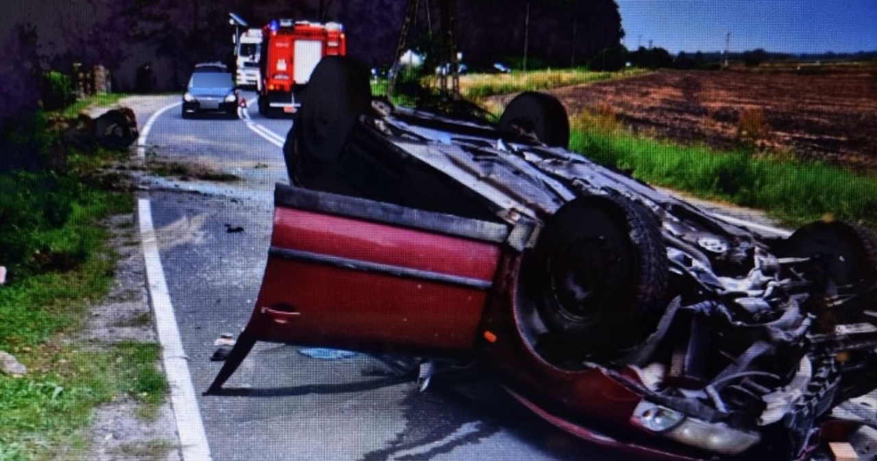 Miał 2,2 promila alkoholu i zabrał dzieci do samochodu. Auto dachowało